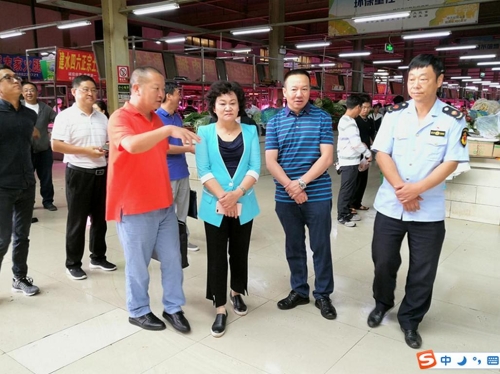 政协副主席朱燕率队检查龙城金龙农贸市场1