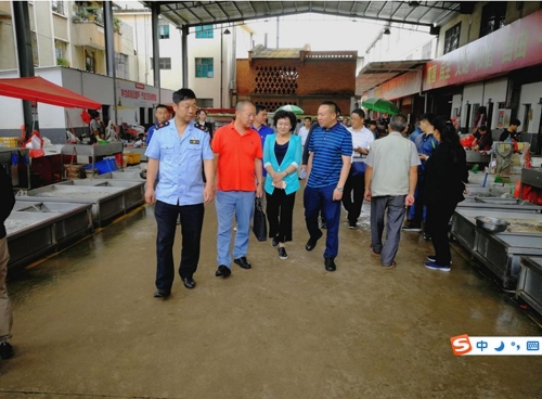 政协副主席朱燕率队检查龙城金龙农贸市场2