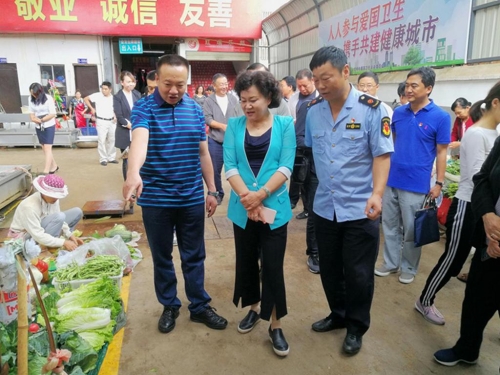 政协副主席朱燕率队检查龙城金龙农贸市场3