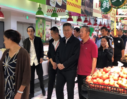 K1024_张区长检查华联超市食品安全1