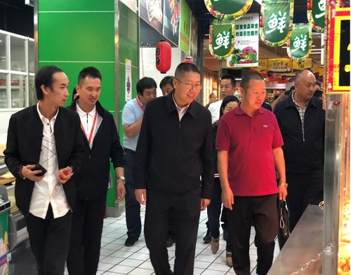 K1024_张区长检查华联超市食品安全2