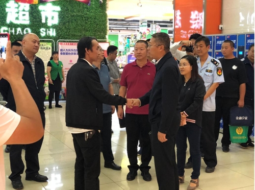 K1024_张区长检查华联超市食品安全3