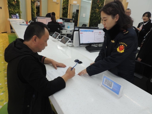 呈贡区市场监督管理局发放首张新版营业执照照片2
