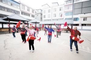   　　初步完成改造的社区文体活动广场。 本组图片记者李海曦摄