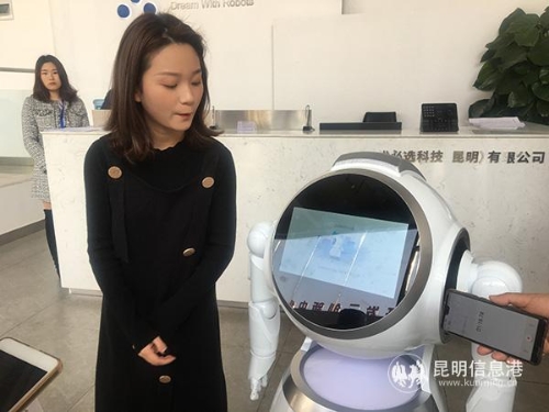 工作人员正在和Cruzr机器人对话。