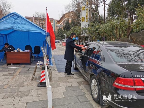 云上小镇严格车辆人员出入管理