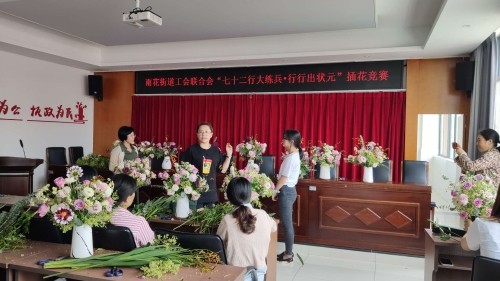 老师挑选优秀插花作品进行点评