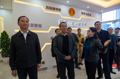 参观斗南花卉流动职工之家
