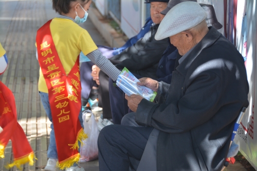 呈贡区教体系统开展“爱国卫生7个专项行动—小手拉大手 健康伴我行”主题志愿活动 (6)