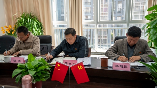 （2）区委副书记李友华同志，区委组织部副部长、督导组组长顾波同志，区人大常委会副主任、区总工会党组书记、主席杨旭海同志莅临指导