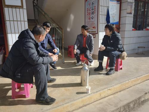 与贫困户交谈2