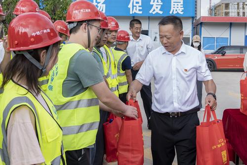 慰问呈贡区部分重点项目工地一线参建职工（农民工） (2)