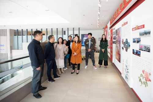 参观昆明花拍产改成果展示墙