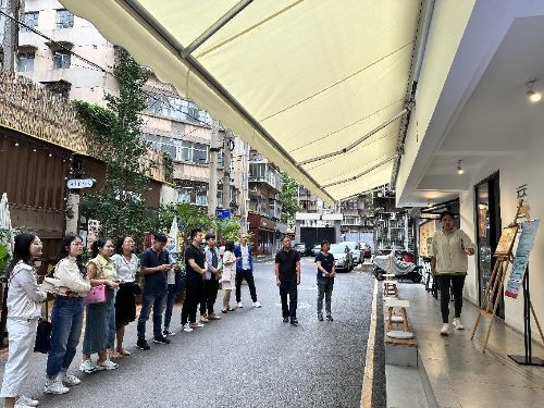 参观职工之家合照