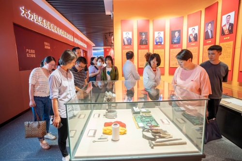 参观劳模工匠馆