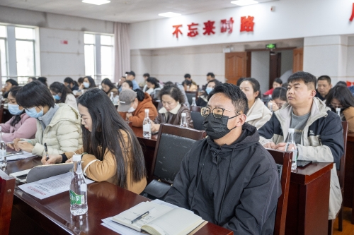 职工认真听课