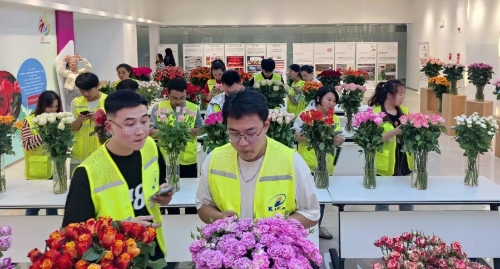 03图为花拍中心开展花卉识别技能大赛活动