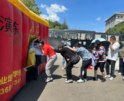 6逃生帐篷演练
