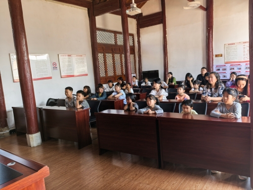 少年儿童专心致志听志愿者老师分享如何管理自己的情绪