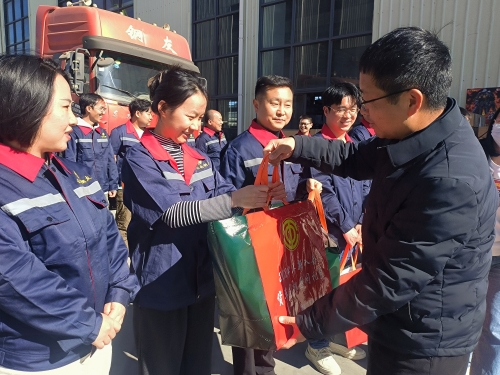 发放慰问礼包