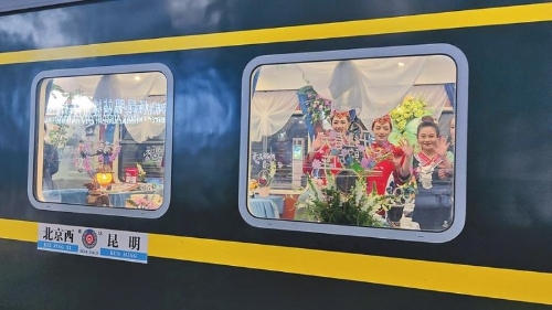 花卉主题列车驶离昆明站。