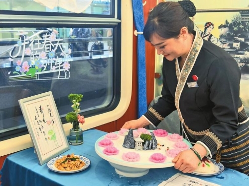 乘务员端上用鲜花制成的美食。