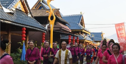 磨憨镇尚冈村民欢度节日。