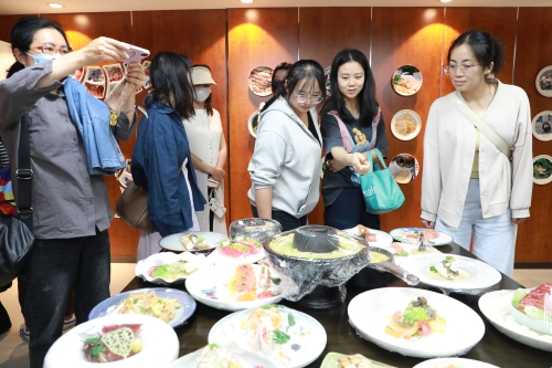 参观食材展示中心