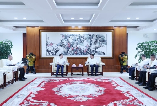 杨承新与孔文亚一行座谈。