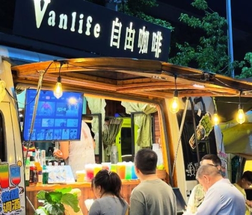 房车咖啡吸引游客驻足。