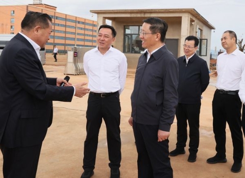 8月20日，王予波在龙马机械装备公司建设现场听取企业家意见建议。