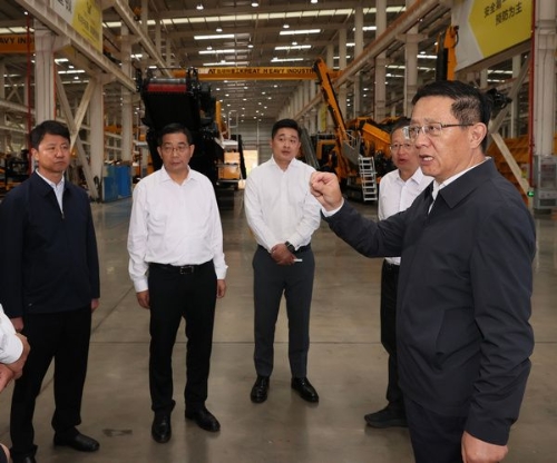 王予波在凯瑞特工程机械公司调研。