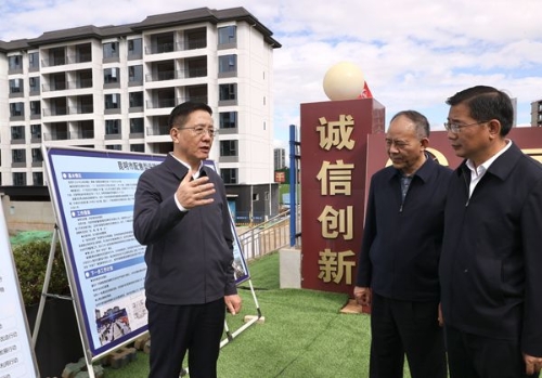 8月26日，王予波在呈贡区云律苑项目现场，调研配售型保障性住房建设情况。