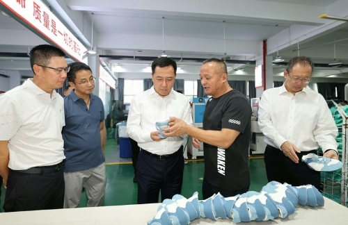 刘洪建在莆田市力合鞋业有限公司考察。