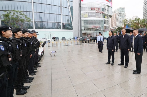 在东风广场警务执勤点，刘洪建看望慰问一线执勤民警。
