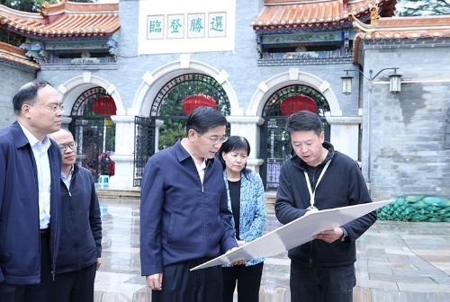 杨承新在大观公园详细了解游客接待、旅游服务、安全管理等情况。