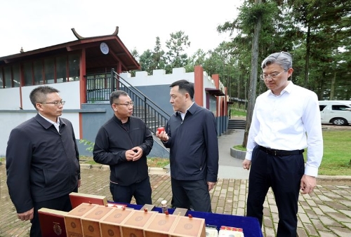 刘洪建在云南麝达科普教育基地调研。_副本