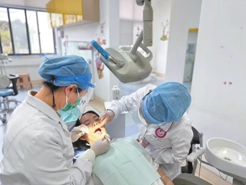 昆明市妇幼保健院开展口腔治疗。
