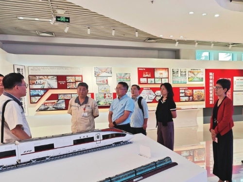 昆明市“精培优育”工程文旅产业专业干部能力提升培训班学员到中国中车唐山车辆生产基地实训学习。 通讯员 昆组轩 摄