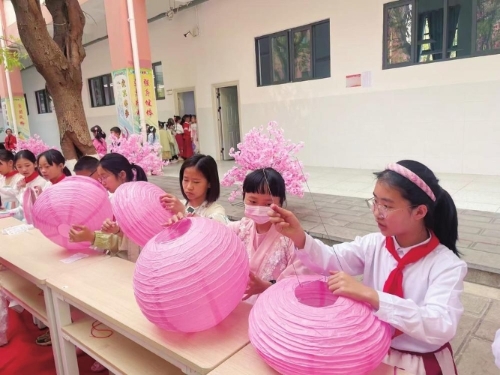 联盟小学举办樱花节。 记者 王琼梅 摄