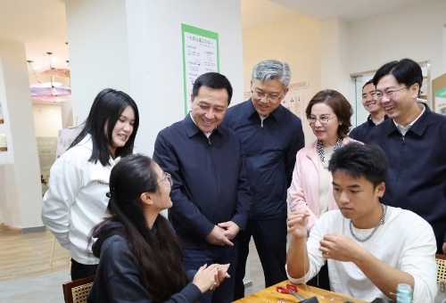 在盘龙区青云街道西林社区，刘洪建实地调研党建引领基层治理、青年创业就业等工作。