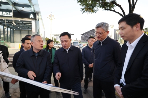 刘洪建听取广福路整治提升和全市公共交通一体化服务平台建设情况汇报。