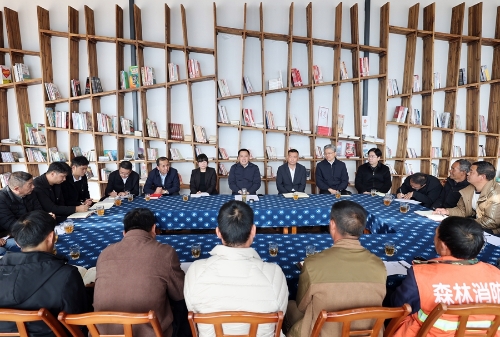 在新店房村，刘洪建与当地基层党员干部群众围坐一起，宣讲党的二十届四中全会精神。_副本