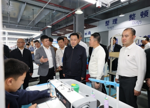 刘洪建和参会嘉宾在南坡国际产业示范园，观摩企业用工实训教学_副本