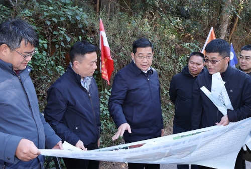 在西山风景区森林防火检查卡点，杨承新详细了解队伍建设、装备配备等情况。_副本