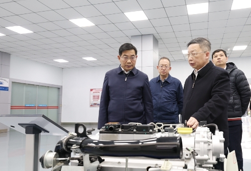 在位于经开区的昆明云内动力股份有限公司，杨承新深入生产车间，详细询问公司产能、技术研发、市场布局等情况。_副本