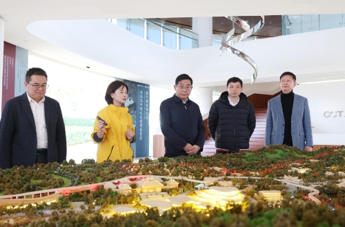 杨承新在盘龙区世博园景区，实地察看景点改造、业态布局及基础设施提升情况，听取世博园转型发展和大世博片区建设进展汇报。_副本