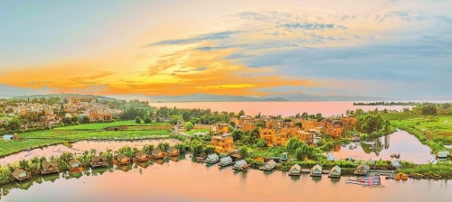 位于滇池畔的晋宁区牛恋村依托良好的生态发展旅居产业。记者 陈飞 摄