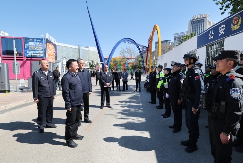 在星耀广场公安执勤点，刘洪建一行听取节日安保、值班备勤、应急处突等工作汇报，向一线执勤民警辅警致以新春问候和美好祝福。_副本