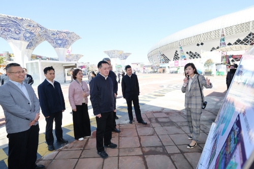 在新亚洲体育城星耀体育馆的群众性文化活动排练现场，刘洪建一行观看了排练过程，听取筹备情况等汇报。_副本